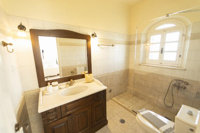 Bathroom with shower . - Villa Emily . (Galería de imágenes) }}