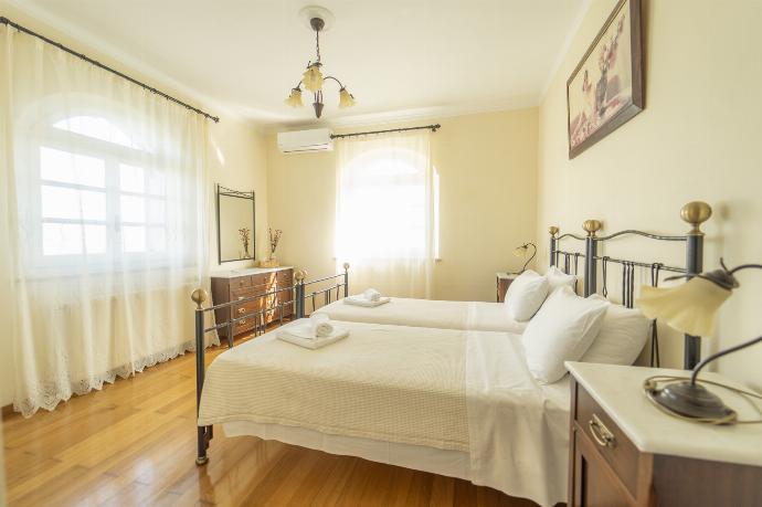 Twin bedroom with a/c . - Villa Emily . (Photo Gallery) }}