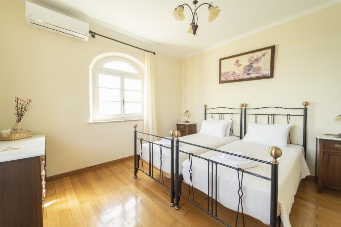 Twin bedroom with a/c . - Villa Emily . (Photo Gallery) }}