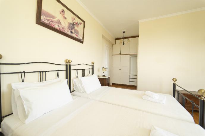 Twin bedroom with en suite bathroom, A/C . - Villa Emily . (Photo Gallery) }}