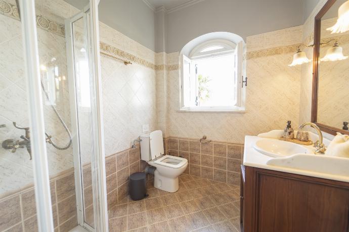 Bathroom with shower . - Villa Emily . (Fotogalerie) }}