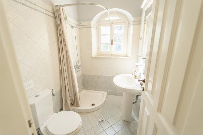 Bathroom with shower . - Villa Emily . (Galería de imágenes) }}