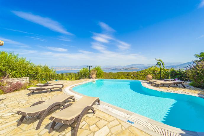 Private pool and terrace  . - Villa Emily . (Fotogalerie) }}