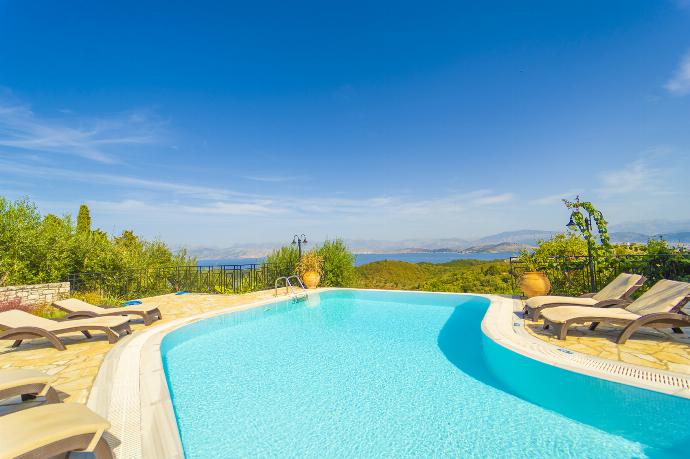 Private pool and terrace  . - Villa Emily . (Galerie de photos) }}
