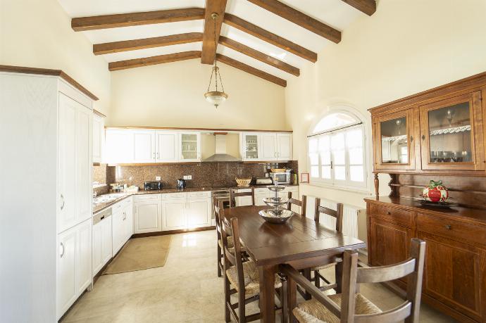 Equipped kitchen . - Villa Emily . (Galerie de photos) }}