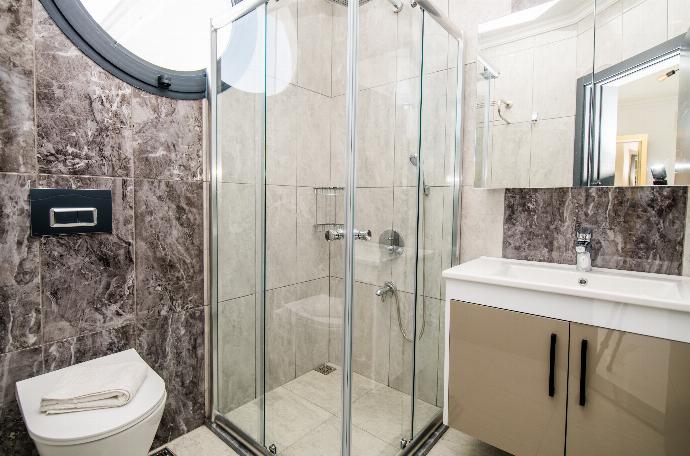 Bathroom with shower . - Villa Mulberry 2 . (Fotogalerie) }}