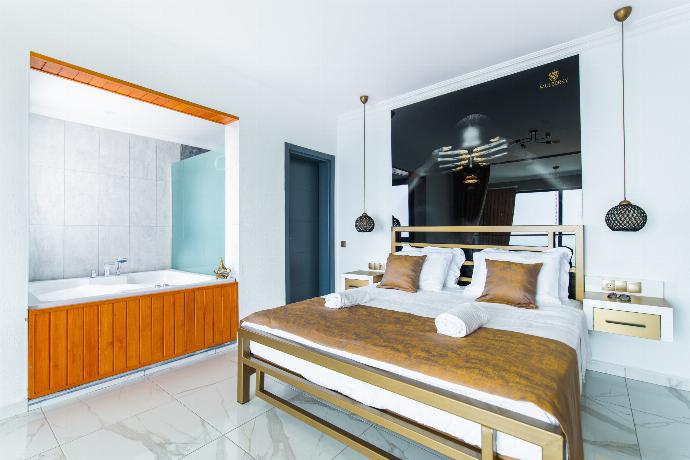 Double bedroom with en suite bathroom, A/C . - Villa Mulberry 2 . (Fotogalerie) }}