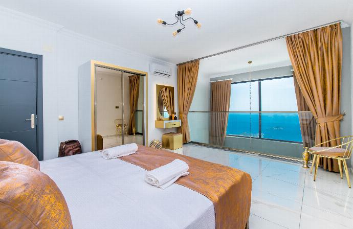 Double bedroom with en suite bathroom, A/C, with panoramic sea views . - Villa Mulberry 2 . (Galerie de photos) }}