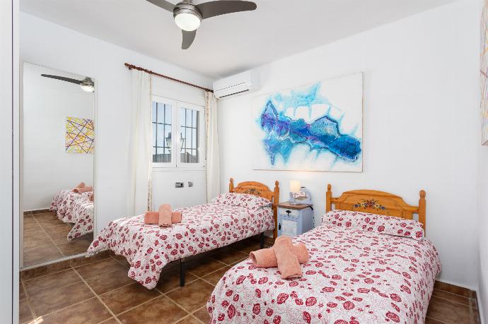 Twin bedroom with A/C . - Casa Jema . (Galería de imágenes) }}