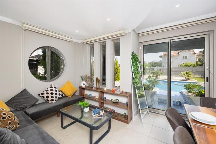 Open-plan living room with sofas, dining area, kitchen, A/C, WiFi internet, and satellite TV . - Villa Moderno B . (Photo Gallery) }}
