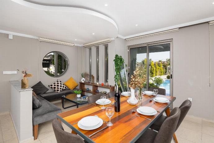 Open-plan living room with sofas, dining area, kitchen, A/C, WiFi internet, and satellite TV . - Villa Moderno B . (Photo Gallery) }}