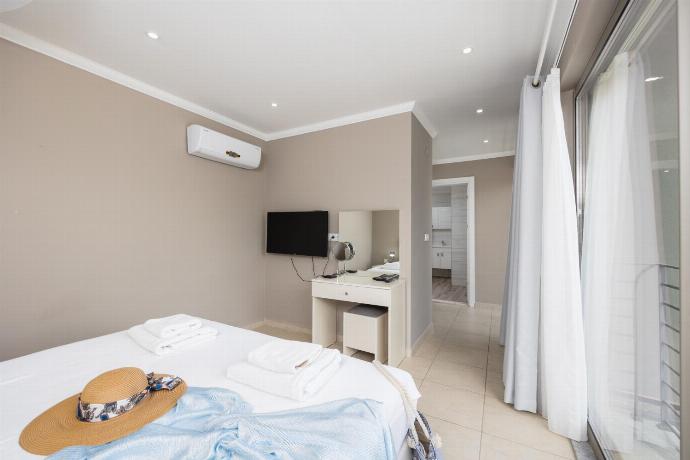 Double bedroom with en suite bathroom, A/C, and TV . - Villa Moderno B . (Photo Gallery) }}