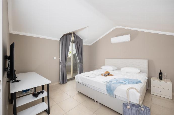 Double bedroom with A/C and TV . - Villa Moderno B . (Photo Gallery) }}