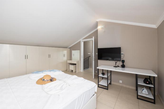 Double bedroom with A/C and TV . - Villa Moderno B . (Photo Gallery) }}