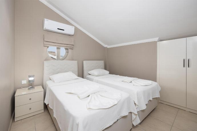 Twin bedroom with A/C and TV . - Villa Moderno B . (Photo Gallery) }}