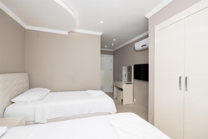 Twin bedroom with en suite bathroom, A/C, and TV . - Villa Moderno B . (Photo Gallery) }}