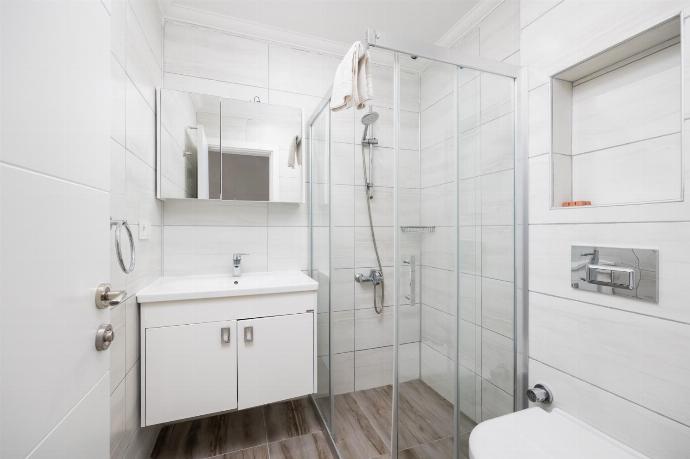 En suite bathroom with shower . - Villa Moderno B . (Photo Gallery) }}