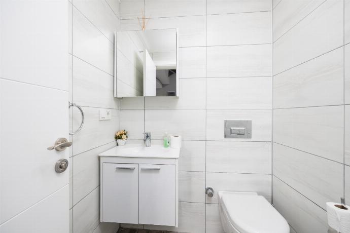 Family W/C . - Villa Moderno B . (Photo Gallery) }}
