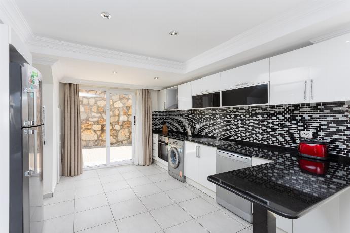 Equipped kitchen . - Golden Heights 5 . (Photo Gallery) }}