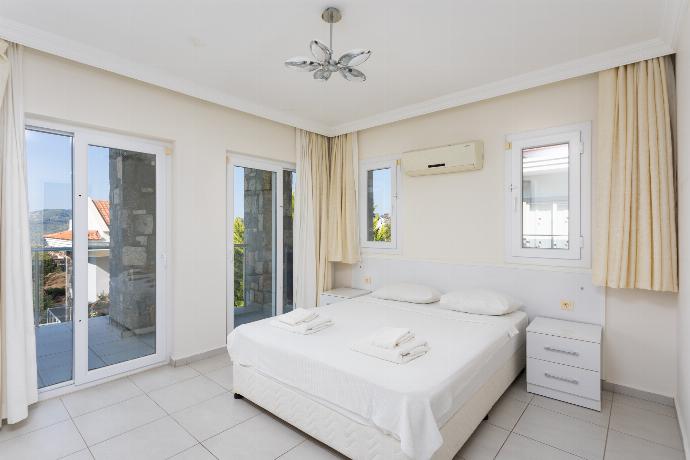 Double bedroom with en suite bathroom and A/C . - Golden Heights 5 . (Photo Gallery) }}