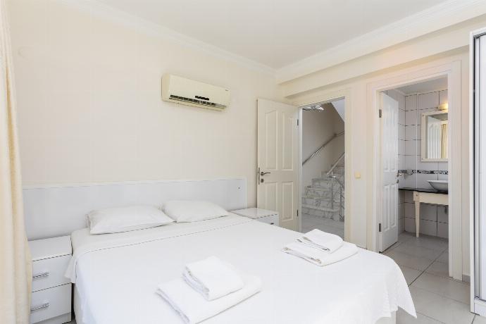 Double bedroom with en suite bathroom and A/C . - Golden Heights 5 . (Photo Gallery) }}