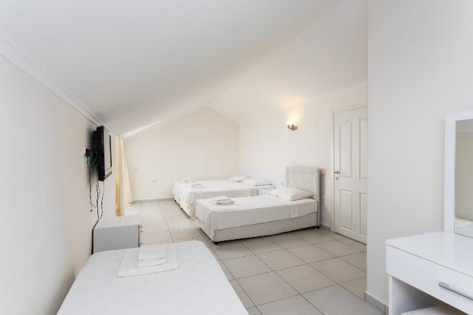 Bedroom with 4 single beds, en suite bathroom, and A/C . - Golden Heights 5 . (Photo Gallery) }}