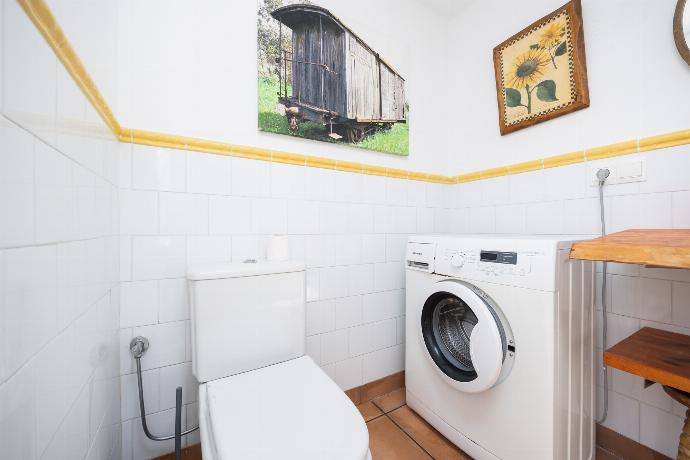 Outdoor family bathroom with shower . - Villa Los Espejos De Frigiliana . (Photo Gallery) }}