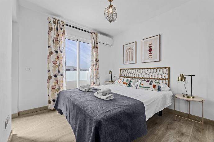 Double bedroom with A/C and en suite bathroom . - Villa Oscar . (Photo Gallery) }}