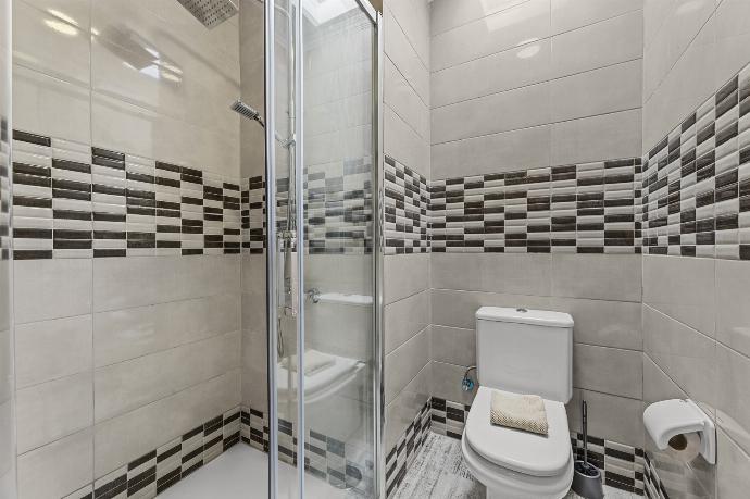 Family bathroom with shower . - Villa Oscar . (Photo Gallery) }}