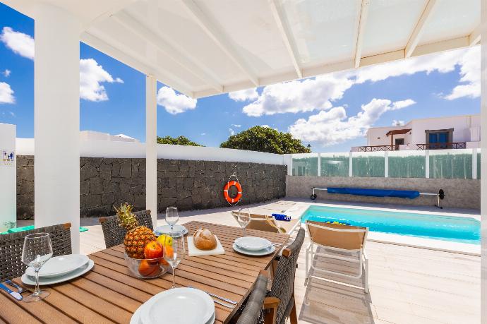 Sheltered terrace area . - Villa Oscar . (Photo Gallery) }}