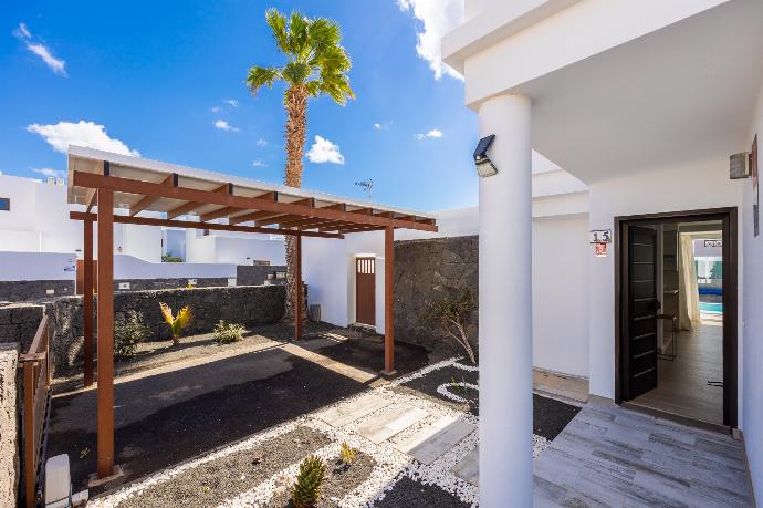 Garden area . - Villa Oscar . (Photo Gallery) }}