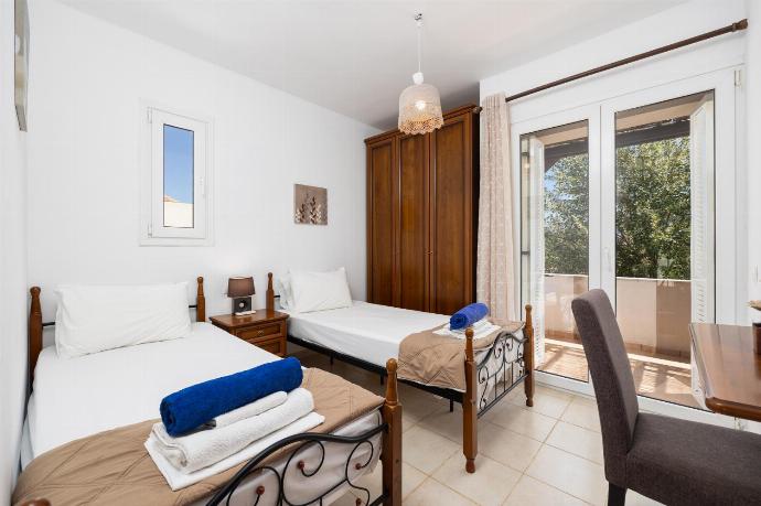 Twin bedroom with A/C . - Villa Afrodite Classico . (Photo Gallery) }}