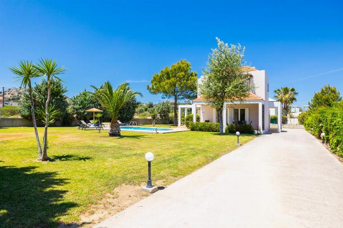 Driveway . - Villa Afrodite Classico . (Photo Gallery) }}
