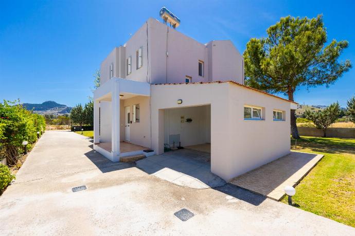 Parking area . - Villa Afrodite Classico . (Photo Gallery) }}