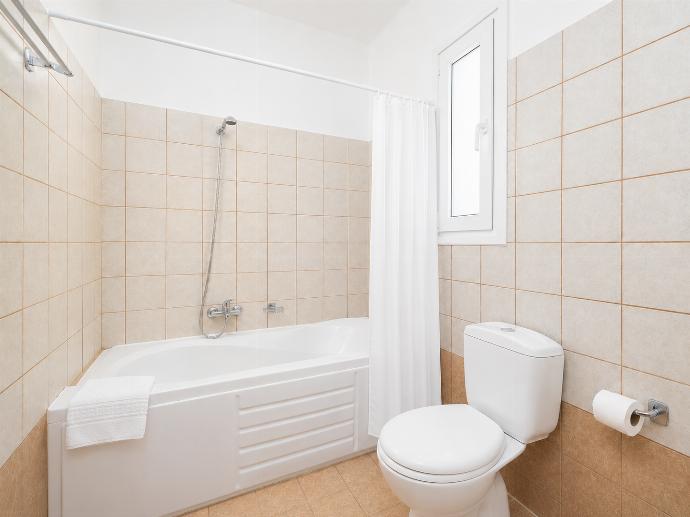 Family bathroom with bath and shower . - Villa Afrodite Classico . (Photo Gallery) }}