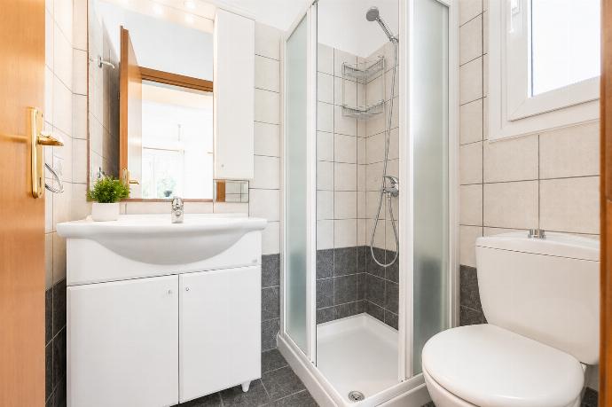 Family bathroom with shower . - Villa Afrodite Classico . (Photo Gallery) }}