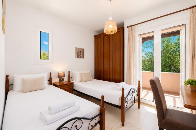 Twin bedroom with A/C . - Villa Afrodite Classico . (Photo Gallery) }}