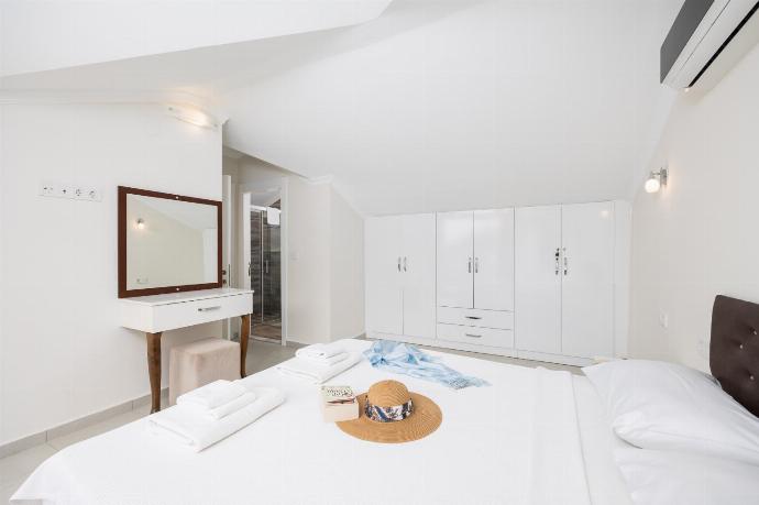 Double bedroom with en suite bathroom and A/C . - Villa Premium F . (Photo Gallery) }}