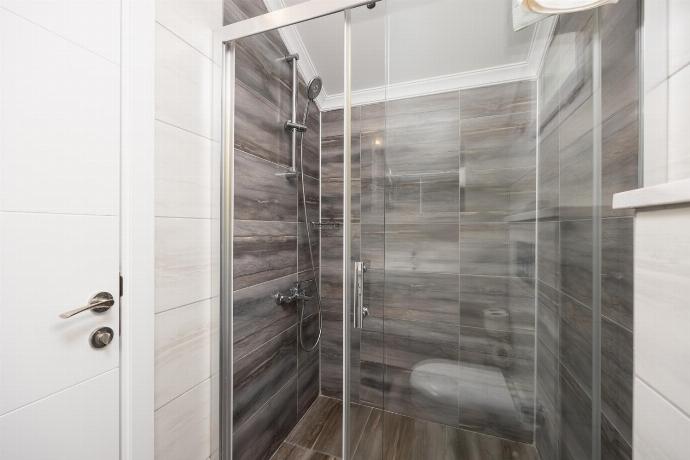 En suite bathroom with shower . - Villa Premium F . (Photo Gallery) }}