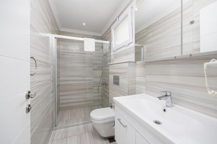 En suite bathroom with shower . - Villa Premium F . (Photo Gallery) }}