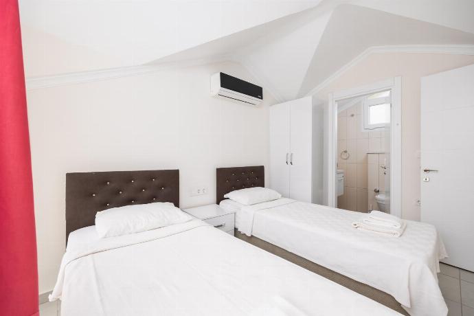 Twin bedroom with en suite bathroom and A/C . - Villa Premium F . (Photo Gallery) }}