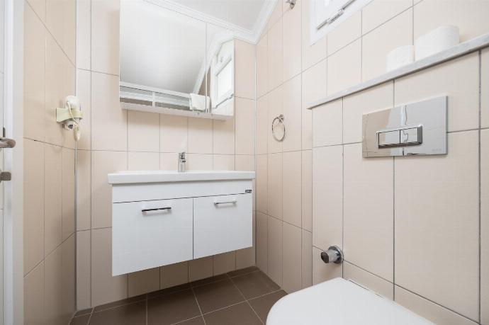 En suite bathroom with shower . - Villa Premium F . (Photo Gallery) }}