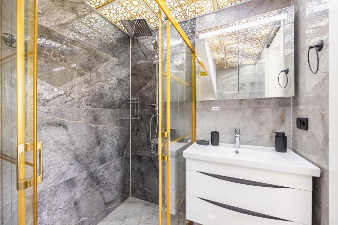 En suite bathroom with shower . - Villa Wonder . (Photo Gallery) }}