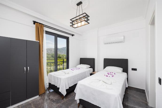Twin bedroom with en suite bathroom and A/C . - Villa Wonder . (Photo Gallery) }}