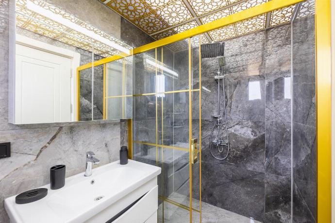 En suite bathroom with shower . - Villa Wonder . (Photo Gallery) }}