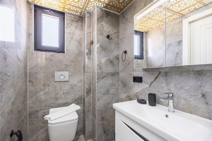 En suite bathroom with shower . - Villa Wonder . (Photo Gallery) }}