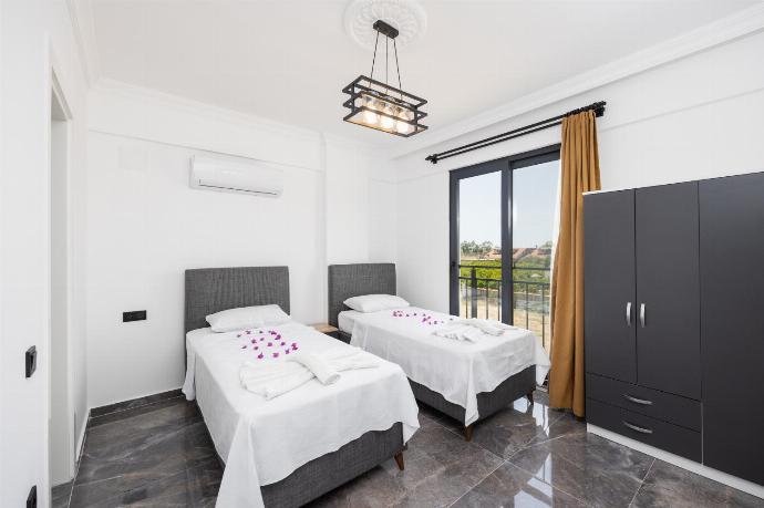 Twin bedroom with en suite bathroom and A/C . - Villa Wonder . (Photo Gallery) }}