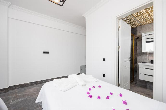 Twin bedroom with en suite bathroom and A/C . - Villa Wonder . (Photo Gallery) }}
