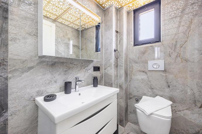 En suite bathroom with shower . - Villa Wonder . (Photo Gallery) }}