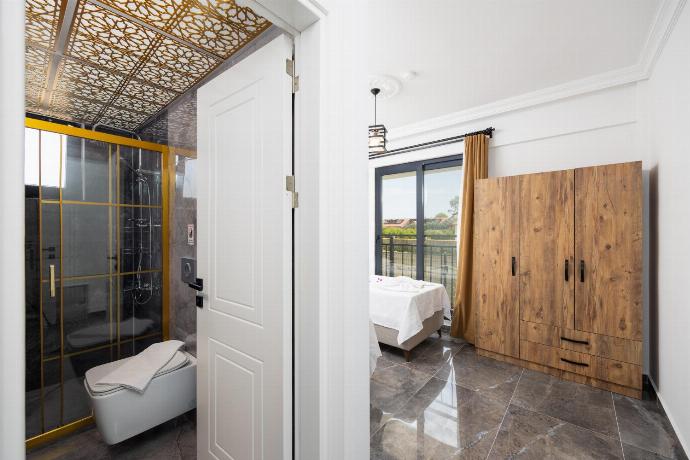 Twin bedroom with en suite bathroom and A/C . - Villa Wonder . (Photo Gallery) }}